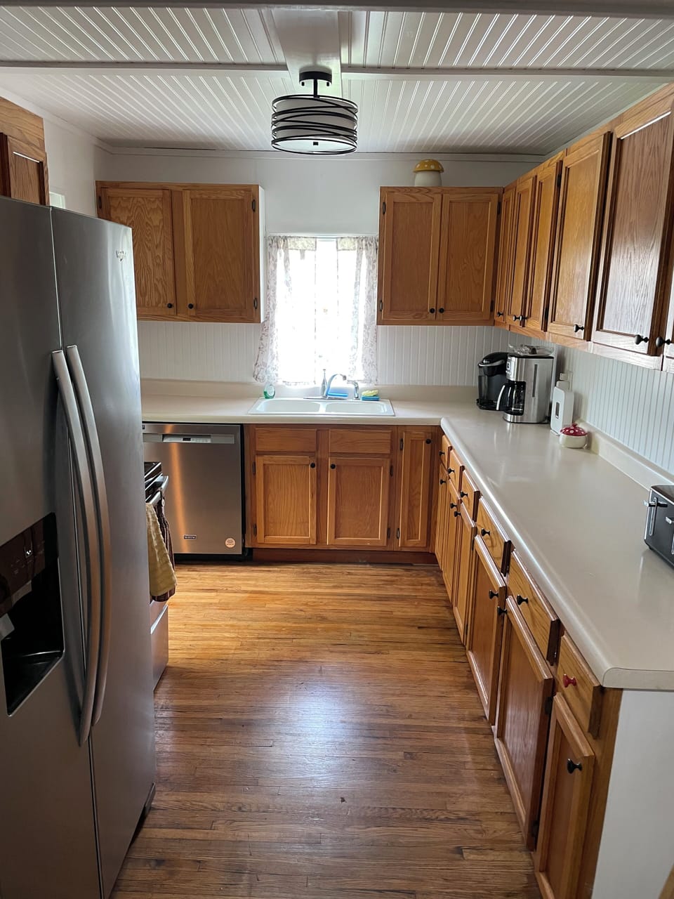 Full kitchen: Dishwasher, oven, microwave, full fridge/freezer, coffee/ teas