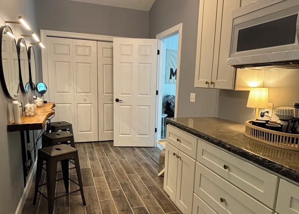 Upper level kitchenette w/coffee maker 