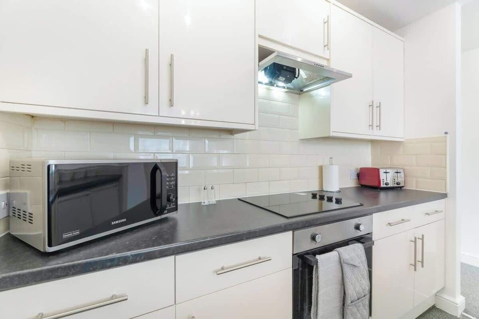 An open-plan living room, dining area and kitchen benefit from a SMART TV with Netflix, a 6-seater dining table and a comfortable sofa to sit down and relax. 