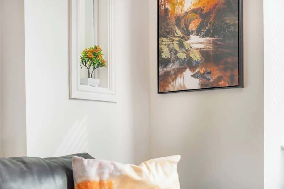 An open-plan living room, dining area and kitchen benefit from a SMART TV with Netflix, a 6-seater dining table and a comfortable sofa to sit down and relax. 