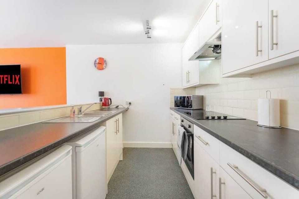 An open-plan living room, dining area and kitchen benefit from a SMART TV with Netflix, a 6-seater dining table and a comfortable sofa to sit down and relax. 