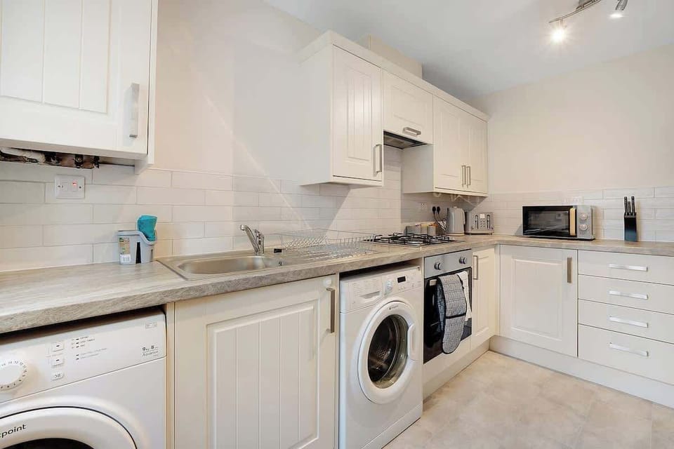 Kitchen equipped with all essentials, including a washer & dryer, oven, fridge and full cookware set. The kitchen also benefits from a breakfast counter for two. 