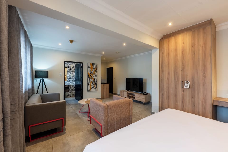 Executive Room | Living area | 32-inch flat-screen TV with satellite channels