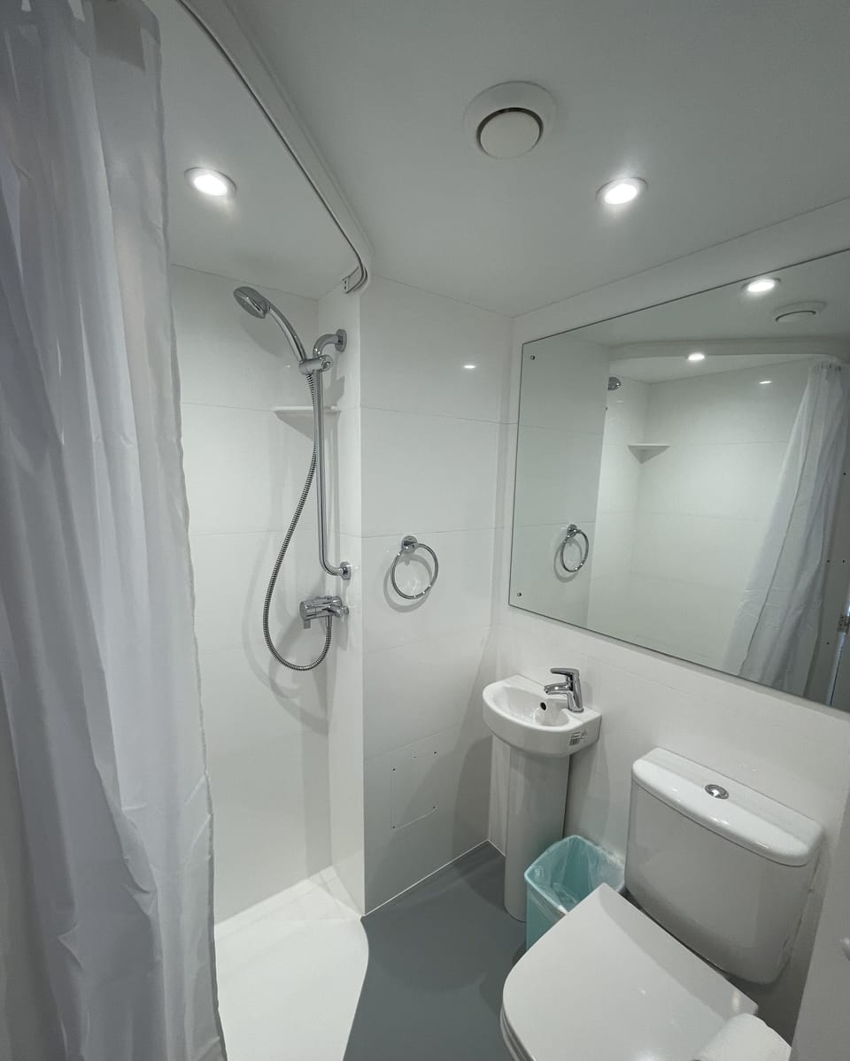 Double Room | Bathroom | Shower, towels