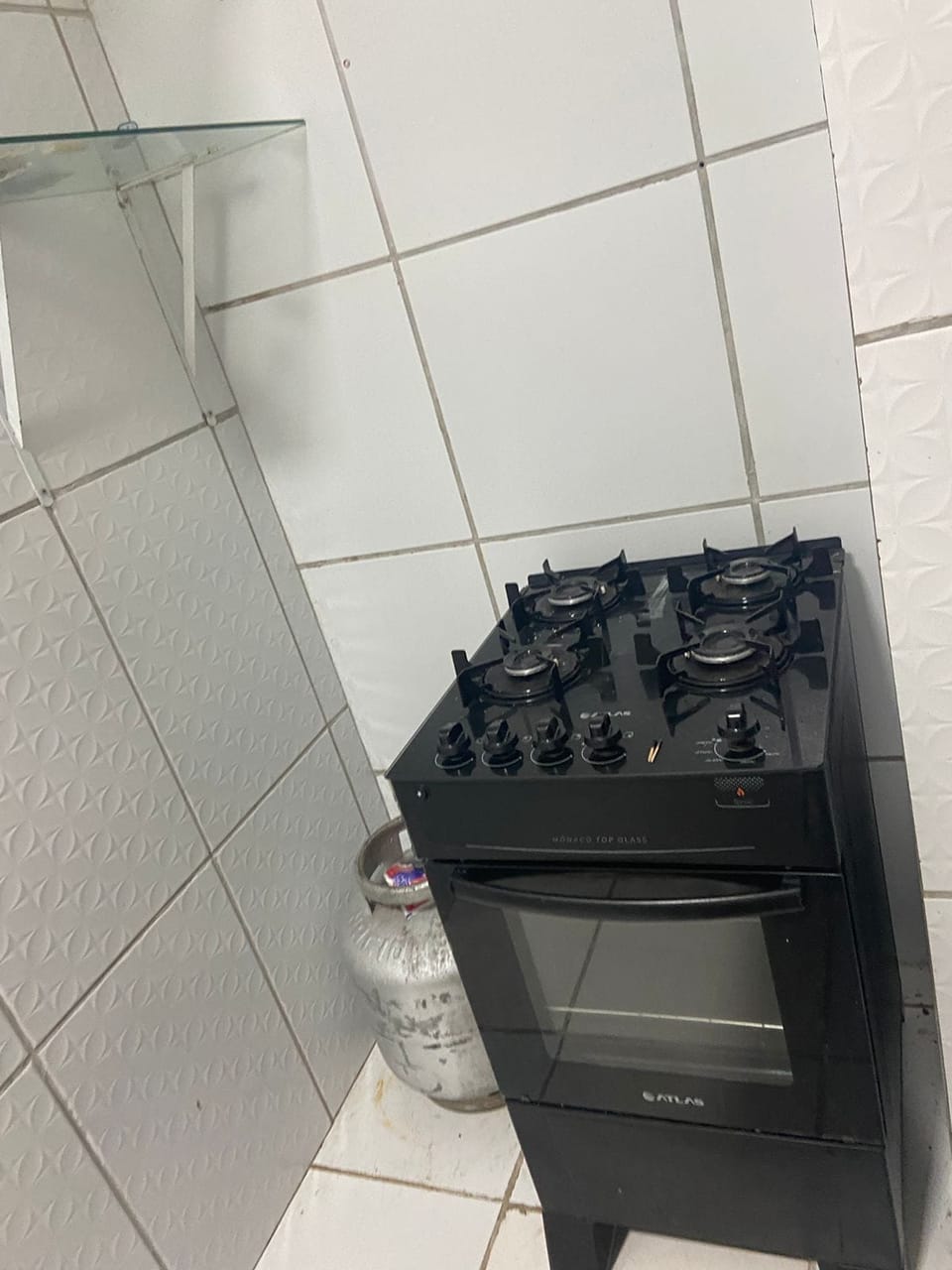 Economy Double Room | Shared kitchen | Full-size fridge, oven, cookware/dishes/utensils