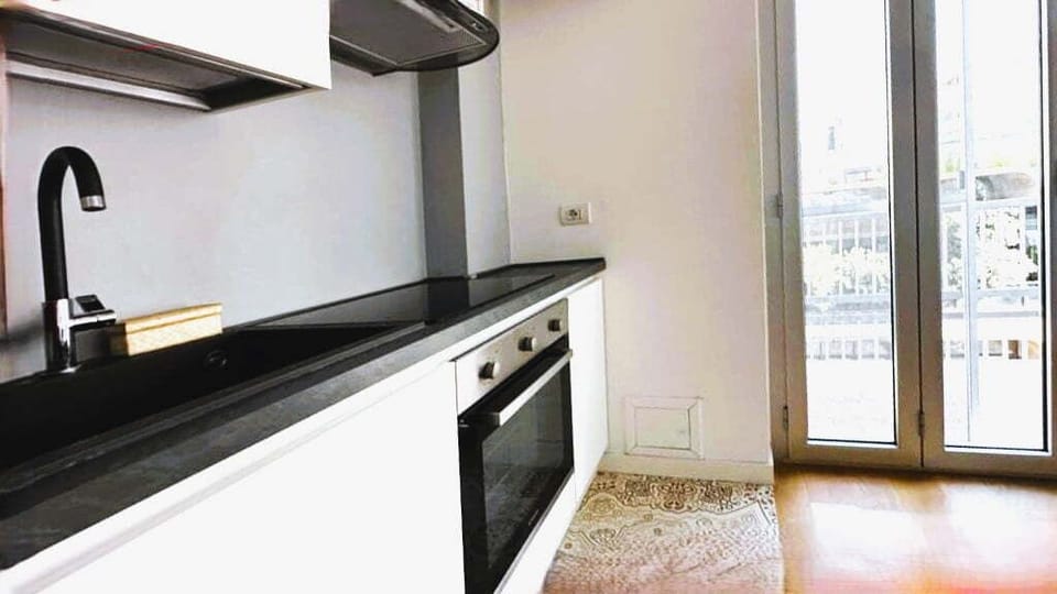 Fridge, oven, stovetop, cookware/dishes/utensils