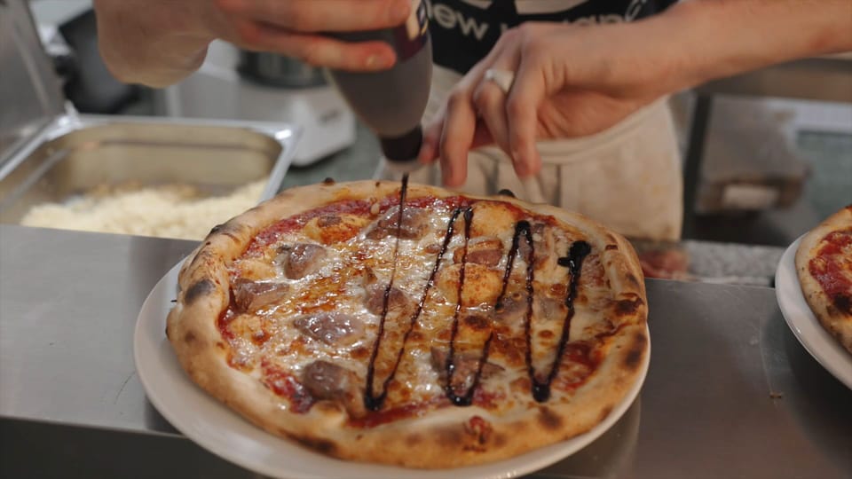 Du 1er juillet au 31 août, dégustez une délicieuse cuisine basque dans notre restaurant sur place. Ouvert pour le déjeuner (12h-15h) et le dîner (à partir de 19h30), proposant des plats frais et locaux.