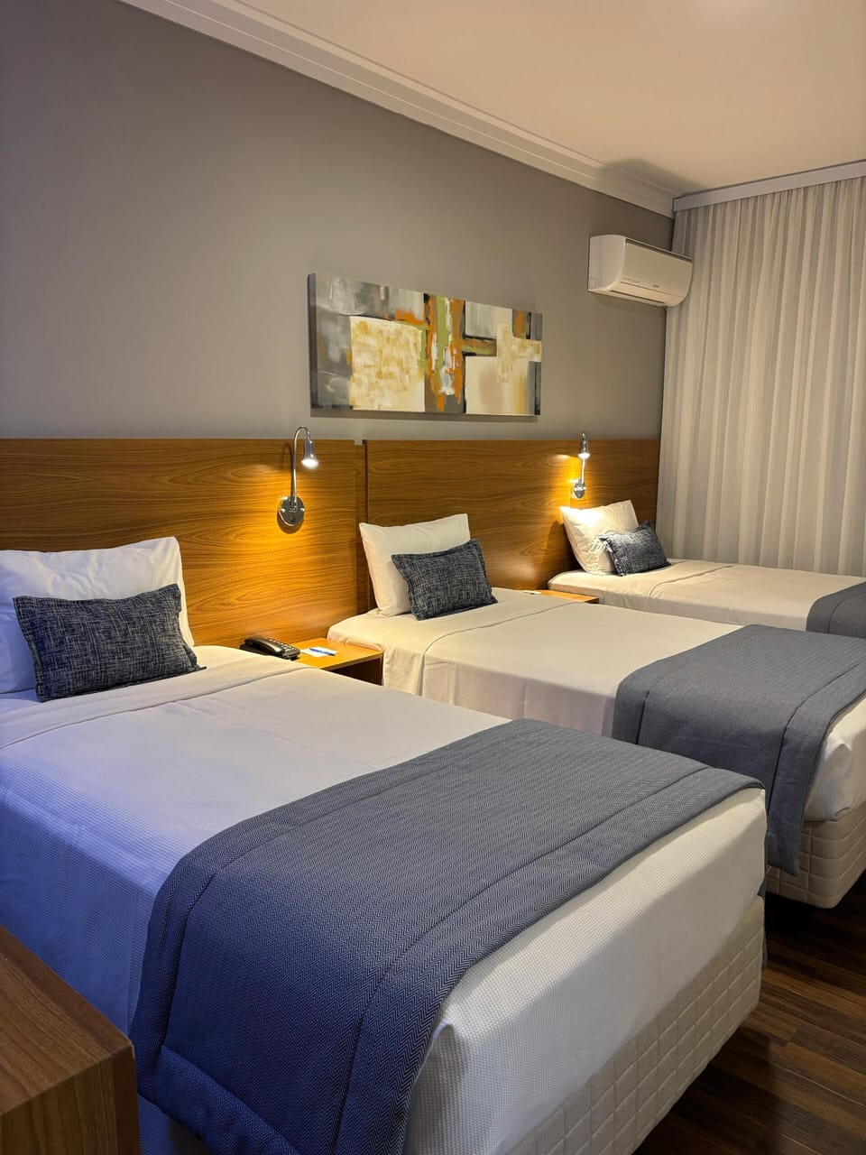 Deluxe Triple Room | Minibar, in-room safe, desk, soundproofing