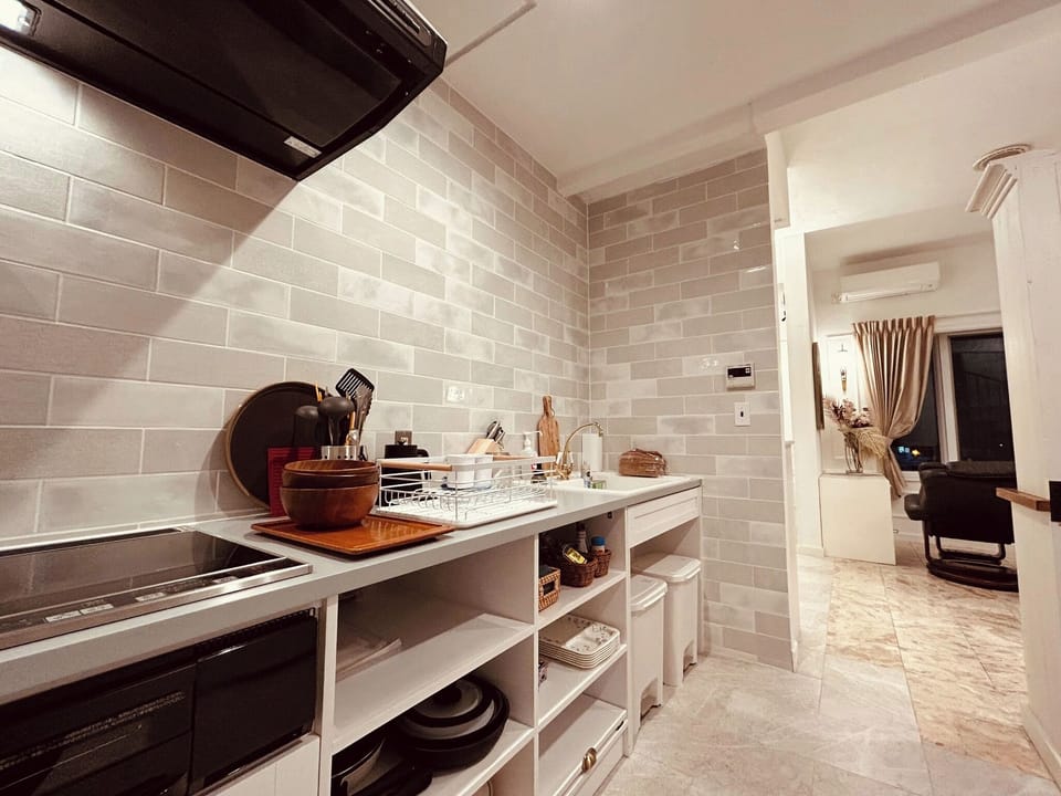 ・[Kitchen] The spacious kitchen is fully equipped with cooking utensils.