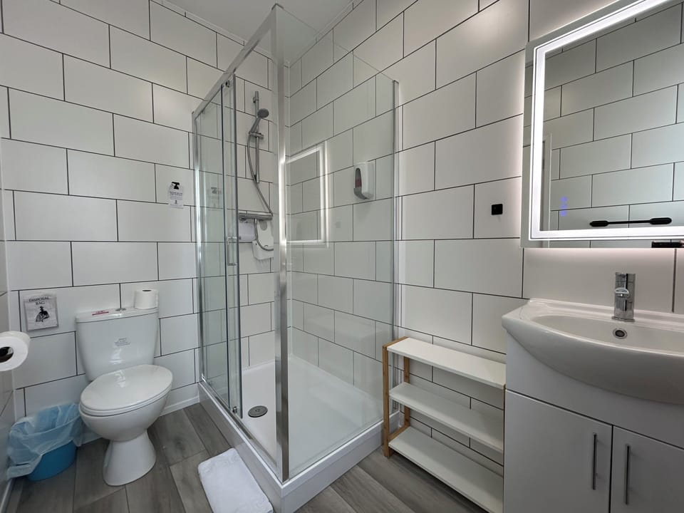 Double Room, 1 Double Bed, Non Smoking, Ensuite | Bathroom | Free toiletries, hair dryer, towels, soap