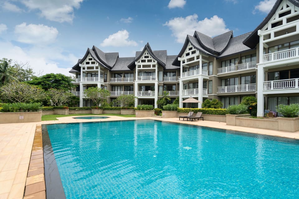 Outdoor pool, open 7:00 AM to 7:00 PM, free cabanas, sun loungers