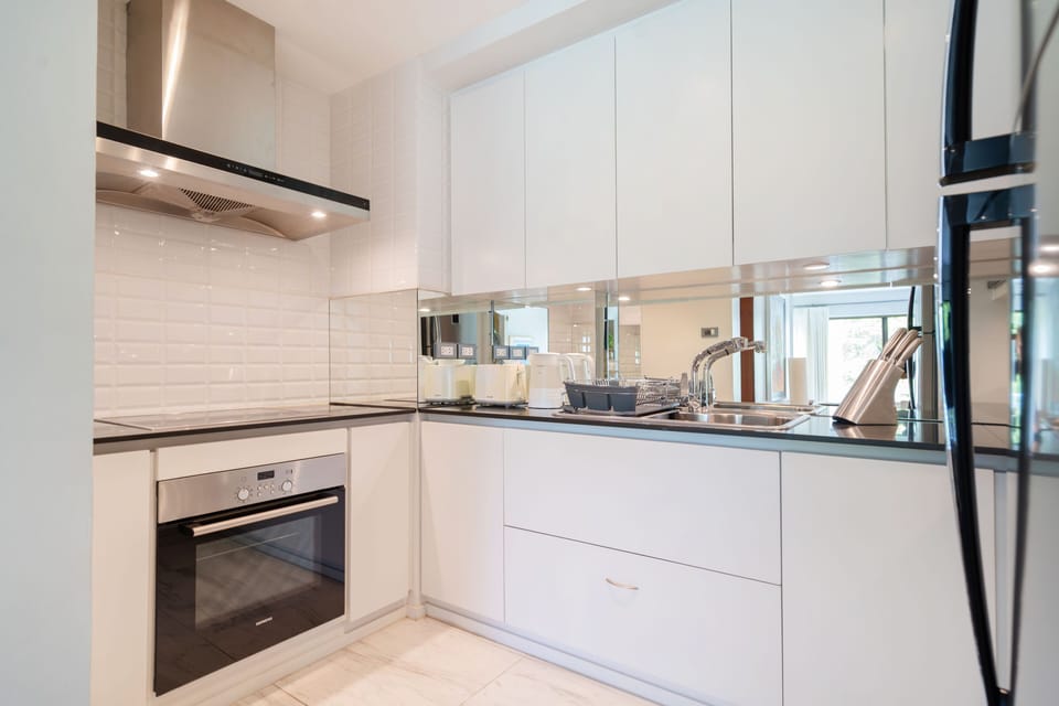 Exclusive Apartment, Balcony, Golf View | Private kitchen | Fridge, microwave, oven, stovetop