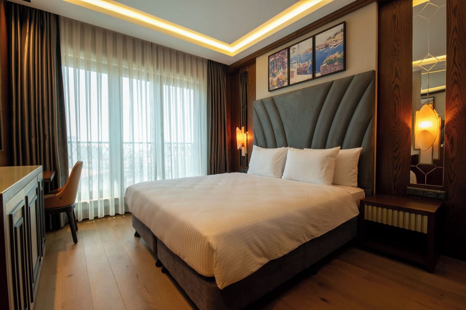 Deluxe Suite, 1 King Bed (With Relaxing Room) | Minibar, in-room safe, free WiFi, bed sheets