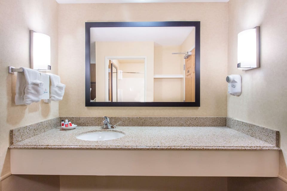 Combined shower/tub, free toiletries, hair dryer, towels