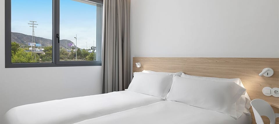 Twin Room | Desk, laptop workspace