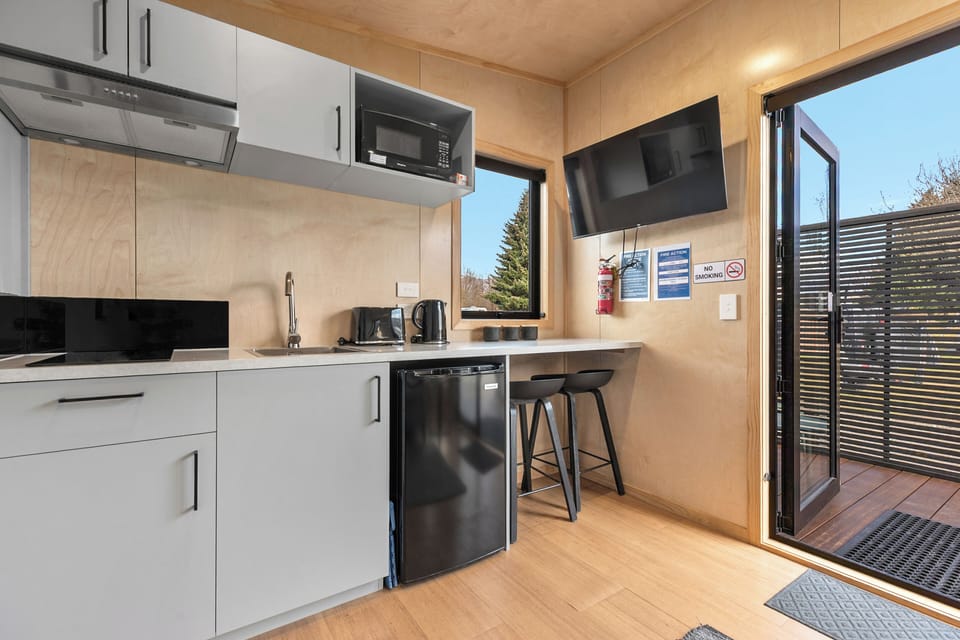 Tiny Cabin - No Ensuite | Private kitchen | Cookware/dishes/utensils