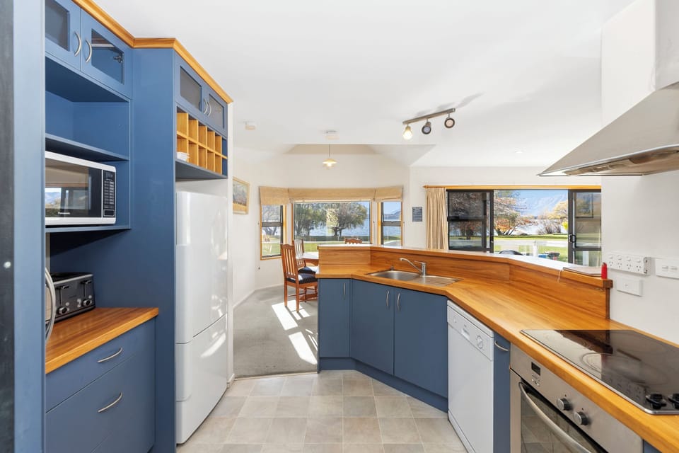 Superior Lake View 3 Bedroom House | Private kitchen | Shared fridge, dining table