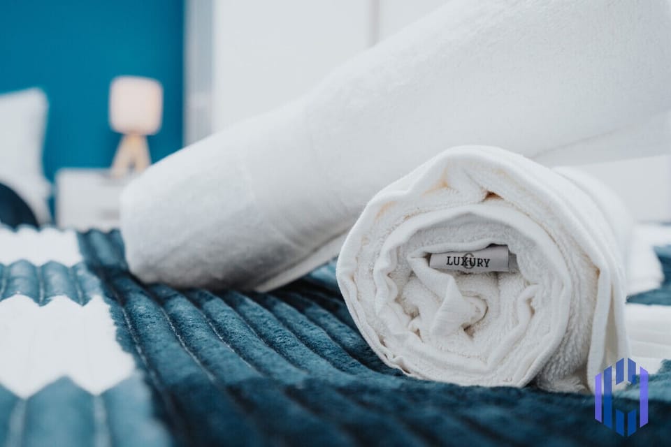 2 Double Bedroom - Full beddings, linens, towel included. - Baby Cot - Power Socket by the bed - Comfortably heated room - Strong wifi - Extra linen can be provided on request.