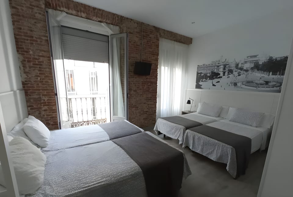 Quadruple Room | In-room safe, desk, laptop workspace, free cribs/infant beds