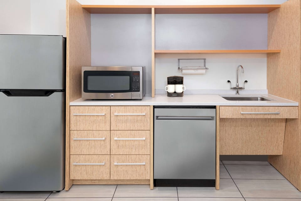 Full-size fridge, microwave, dishwasher, coffee/tea maker