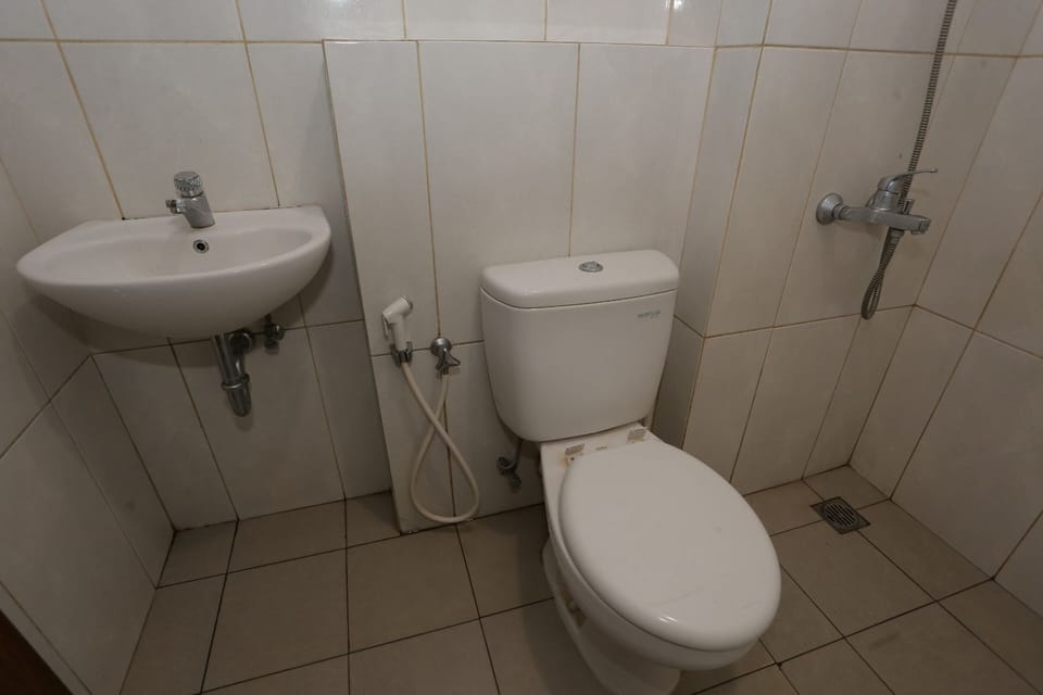 Standard Double Room | Bathroom | Shower, towels