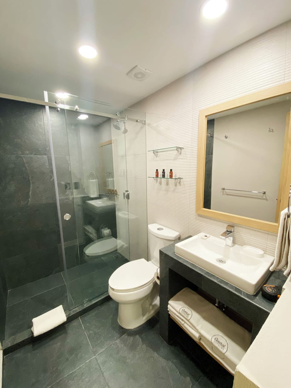 Standard Room, 1 King Bed | Bathroom | Shower, free toiletries, hair dryer, towels