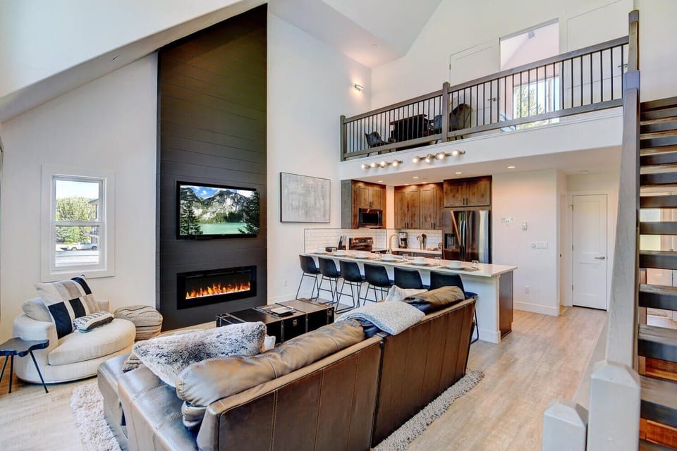 Great Room with Vaulted Ceiling