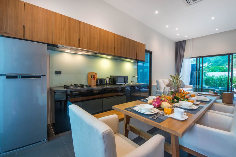 Premium Villa, Garden View | In-room dining