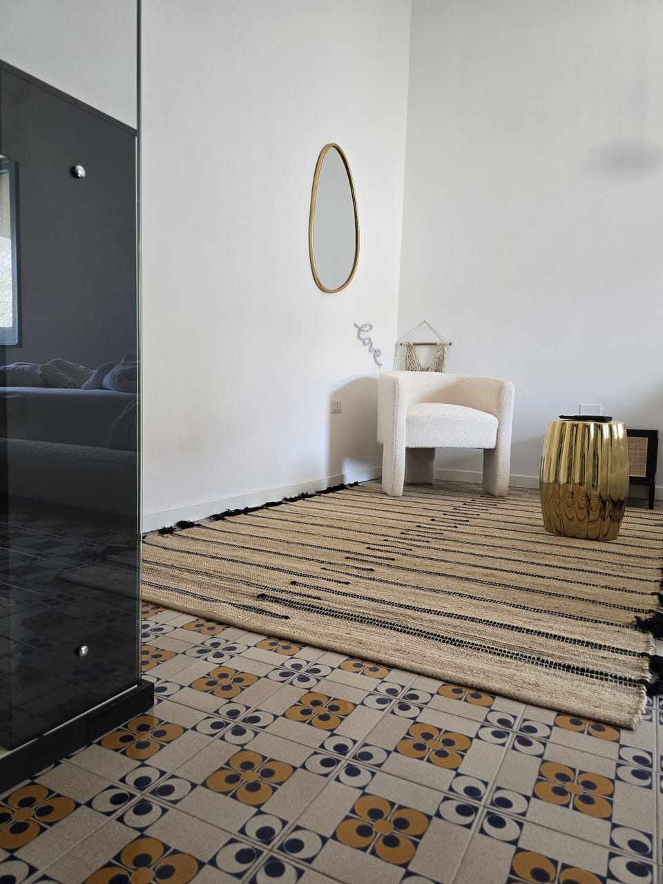 Luxury Double Room | Living area | TV