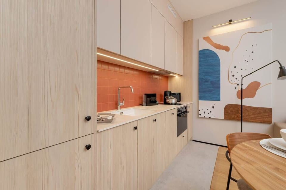  Fully equipped kitchenette with modern appliances, including a microwave, induction stove, and fridge.