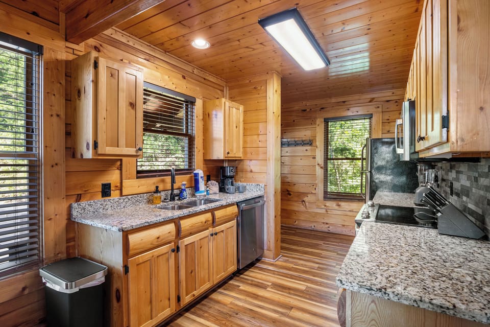 Fully equipped kitchen: dinner/silver/bake/cook-ware provided