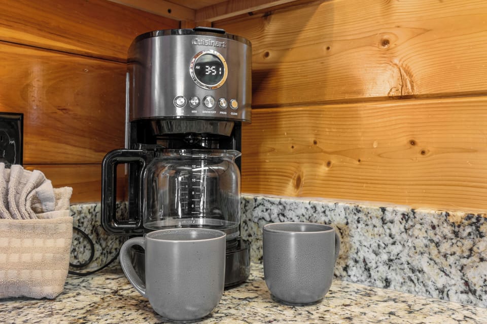 Fully equipped kitchen: dinner/silver/bake/cook-ware provided