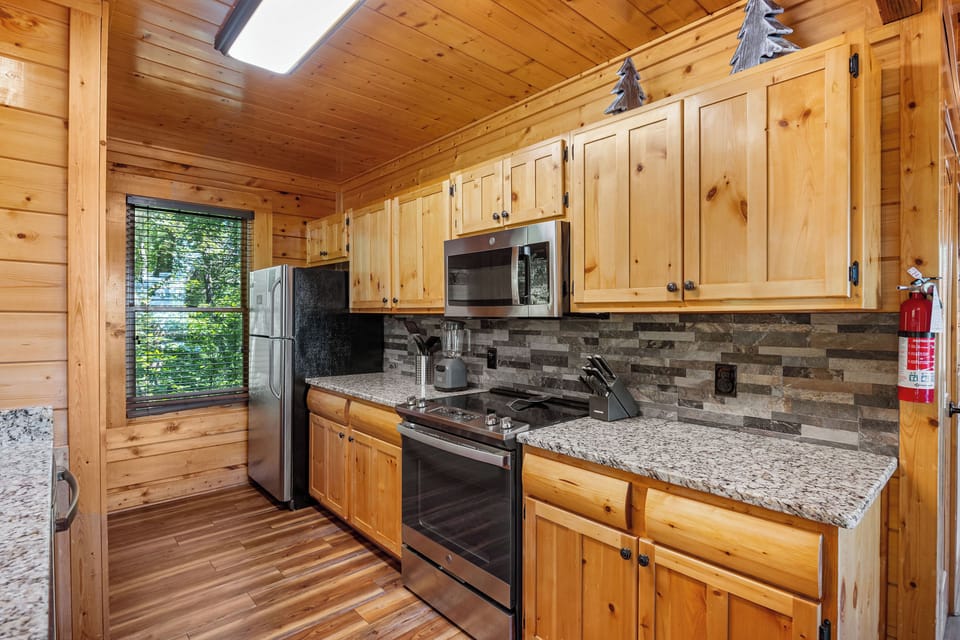 Fully equipped kitchen: dinner/silver/bake/cook-ware provided