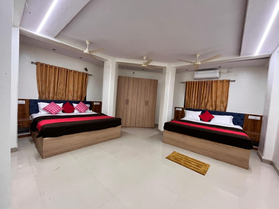 Family Room | Laptop workspace, free WiFi