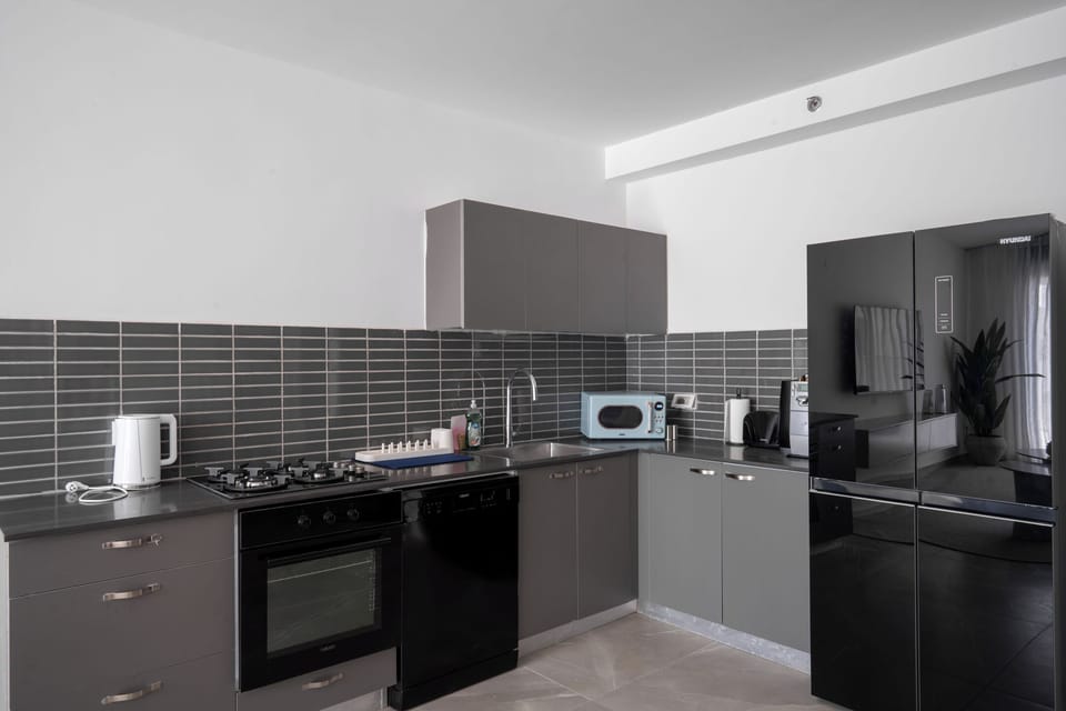 Exclusive Apartment | Private kitchen | Full-size fridge, microwave, oven, stovetop