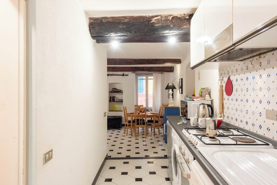 Standard Apartment, Multiple Bedrooms (Charming Flat Historic Center Camogli) | Private kitchen | Fridge, microwave, oven, stovetop