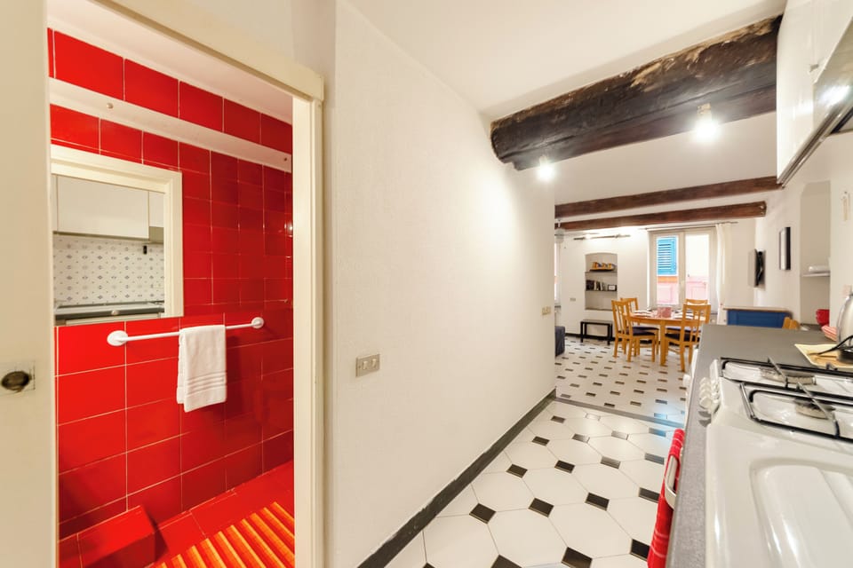 Standard Apartment, Multiple Bedrooms (Charming Flat Historic Center Camogli) | Private kitchen | Fridge, microwave, oven, stovetop