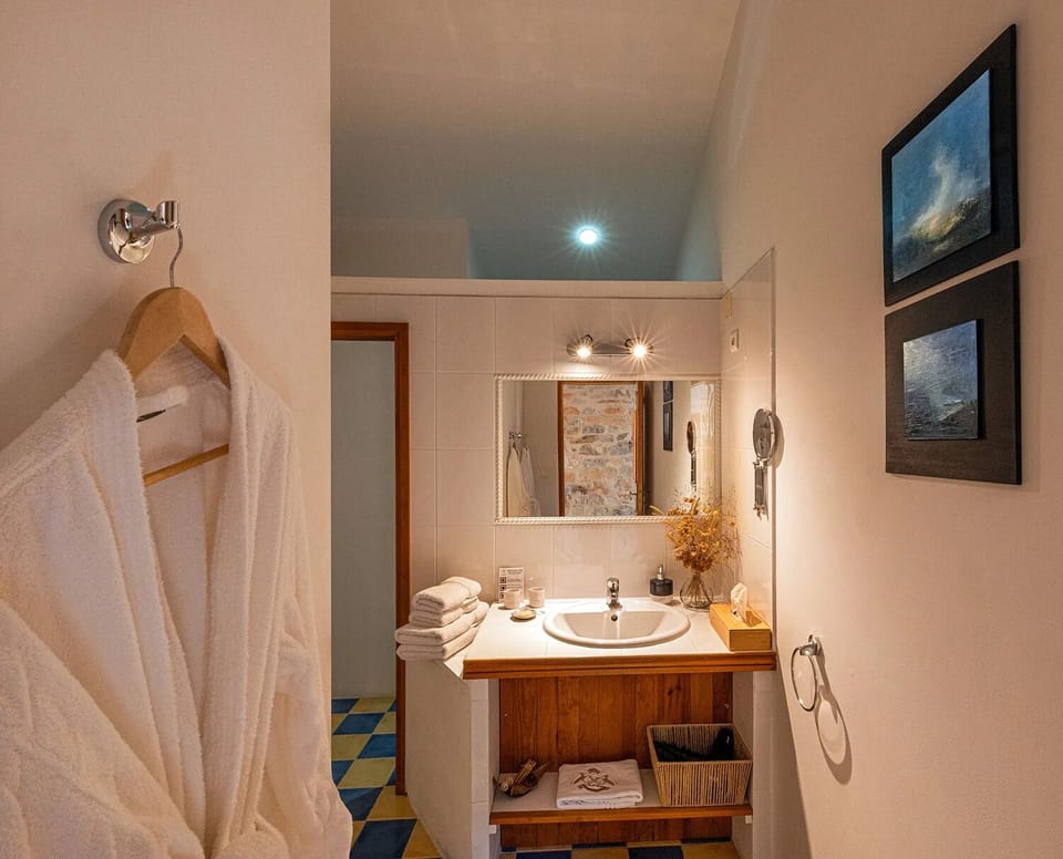 Grand Double Room | Bathroom | Shower, hydromassage showerhead, free toiletries, hair dryer
