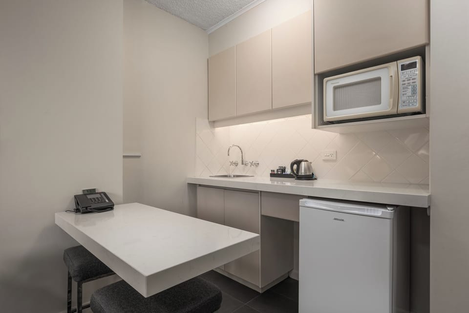 King/Twin Studio | Private kitchen | Mini-fridge, microwave, coffee/tea maker, electric kettle
