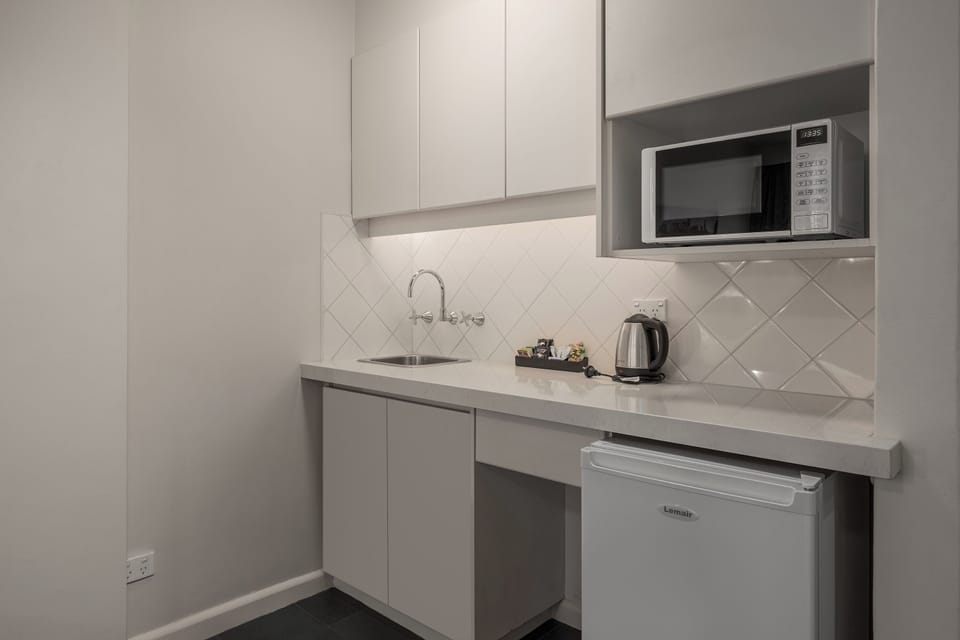 Queen Studio | Private kitchen | Mini-fridge, microwave, coffee/tea maker, electric kettle