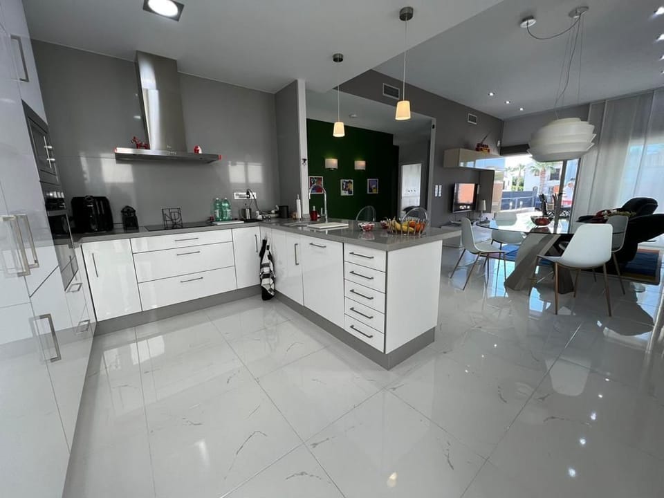 Massive fully fitted kitchen