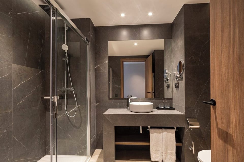 Eco-friendly toiletries, hair dryer, bidet, towels