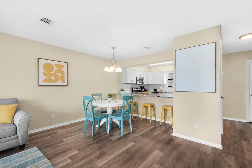 Dining and eat-in bar seating