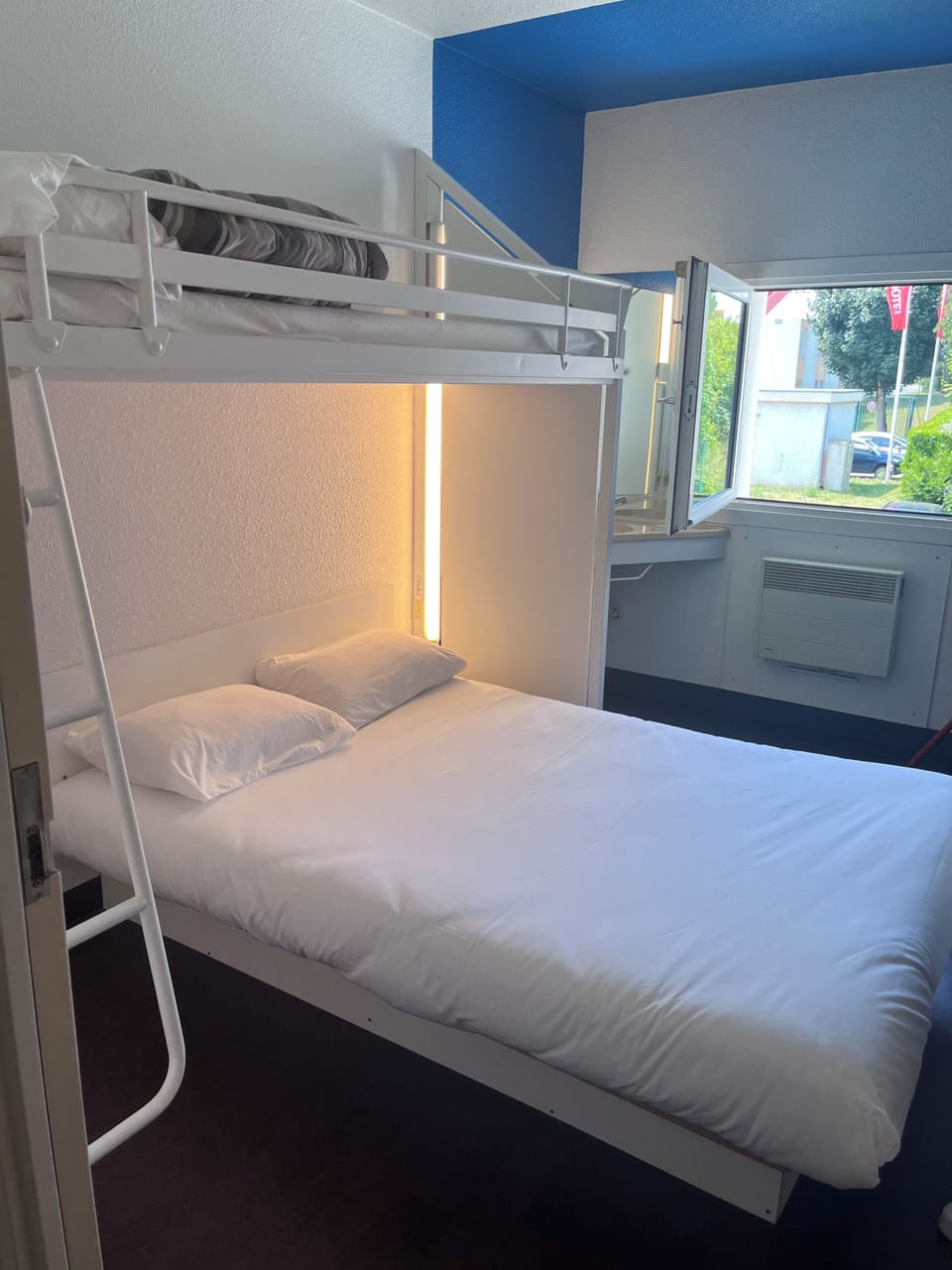 Classic Triple Room | Desk, laptop workspace, WiFi (free), bed sheets
