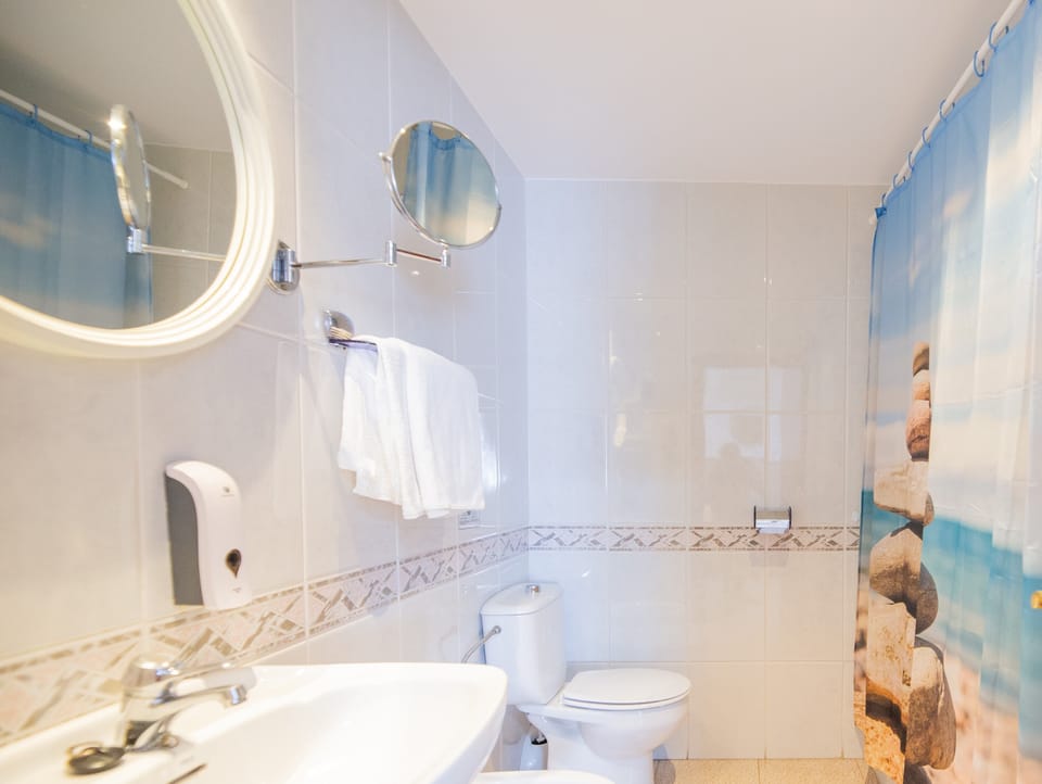 Double Comfort | Bathroom | Bathtub, hair dryer, towels, soap