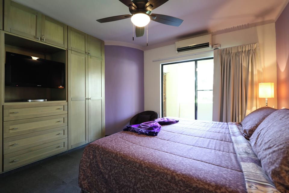 Master Bedroom (King) Large TV