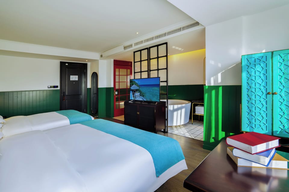 Family Room, Mountain View | Premium bedding, down comforters, memory foam beds, minibar