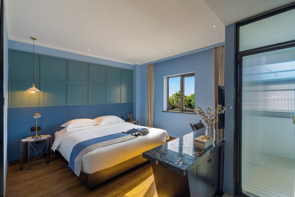 Design Room, City View | Premium bedding, down comforters, memory foam beds, minibar