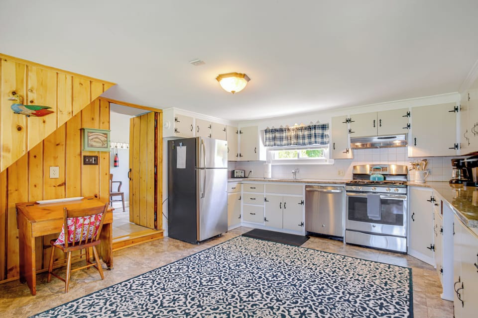 Kitchen | 1st Floor | Step to Enter | Dishwasher