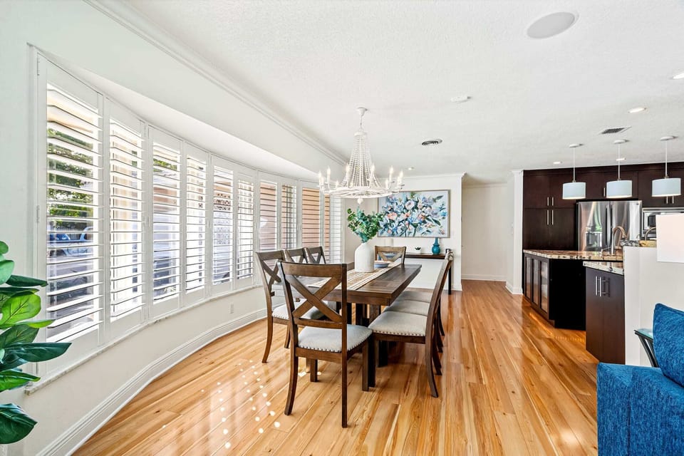 Our sunny dining area next to jalousie windows that you can close for privacy.